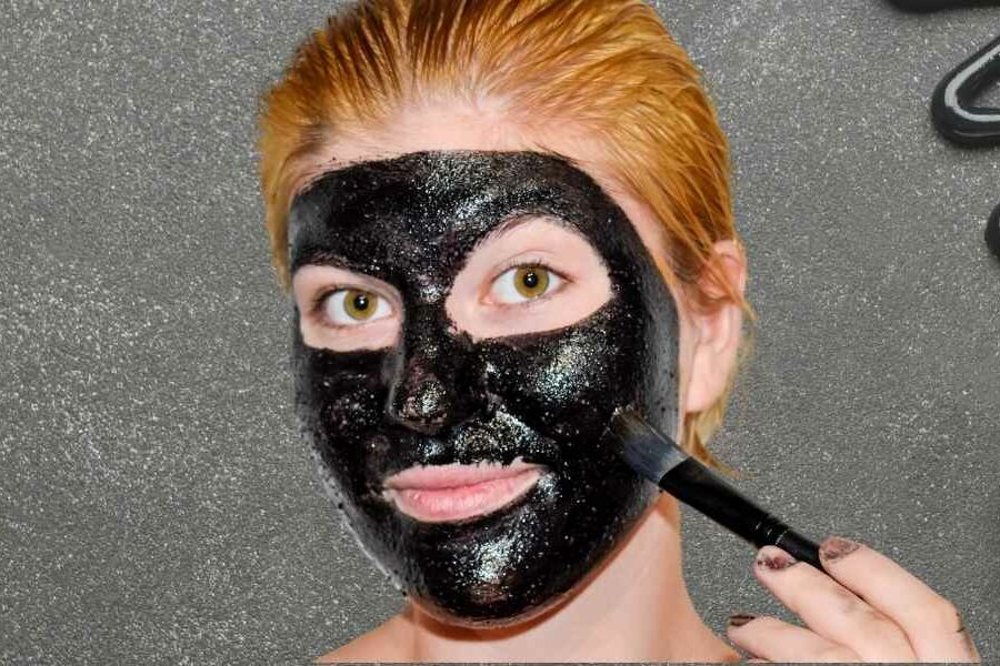 mujer con mascarilla de carbón activado